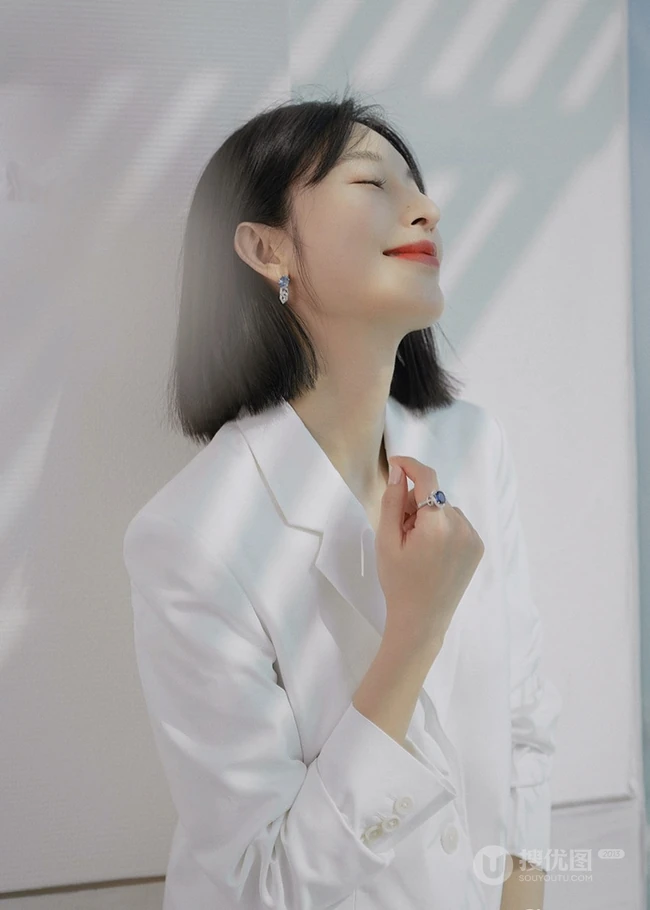 张俪白色西服反穿搞怪气质图集，短发造型清爽靓丽