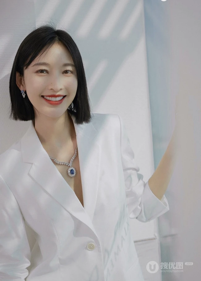 张俪白色西服反穿搞怪气质图集，短发造型清爽靓丽