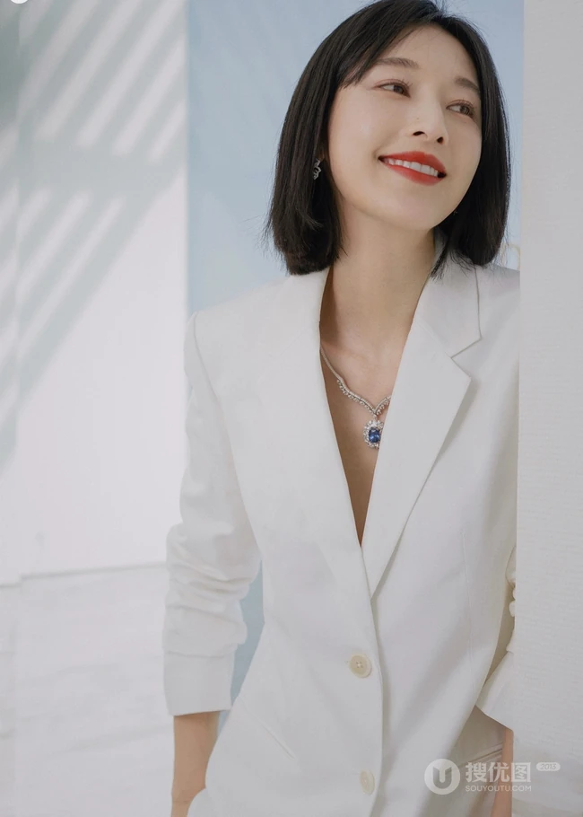 张俪白色西服反穿搞怪气质图集，短发造型清爽靓丽