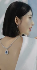 张俪白色西服反穿搞怪气质图集，短发造型清爽靓丽