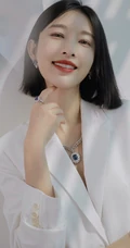 张俪白色西服反穿搞怪气质图集，短发造型清爽靓丽