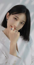 张俪白色西服反穿搞怪气质图集，短发造型清爽靓丽