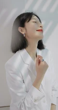 张俪白色西服反穿搞怪气质图集，短发造型清爽靓丽