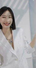 张俪白色西服反穿搞怪气质图集，短发造型清爽靓丽