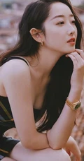 蒋梦婕气质肩带连衣超短裙现身街头，长发优雅线条感修长