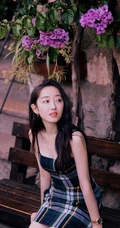 蒋梦婕气质肩带连衣超短裙现身街头，长发优雅线条感修长