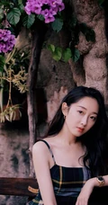 蒋梦婕气质肩带连衣超短裙现身街头，长发优雅线条感修长