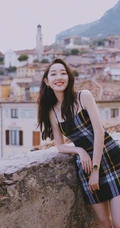 蒋梦婕气质肩带连衣超短裙现身街头，长发优雅线条感修长