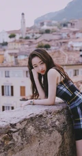 蒋梦婕气质肩带连衣超短裙现身街头，长发优雅线条感修长
