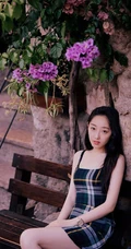蒋梦婕气质肩带连衣超短裙现身街头，长发优雅线条感修长