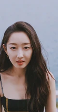 蒋梦婕气质肩带连衣超短裙现身街头，长发优雅线条感修长