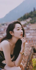 蒋梦婕气质肩带连衣超短裙现身街头，长发优雅线条感修长