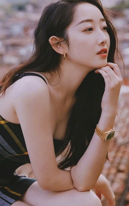 蒋梦婕气质肩带连衣超短裙现身街头，长发优雅线条感修长