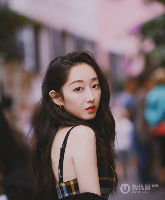 蒋梦婕气质肩带连衣超短裙现身街头，长发优雅线条感修长