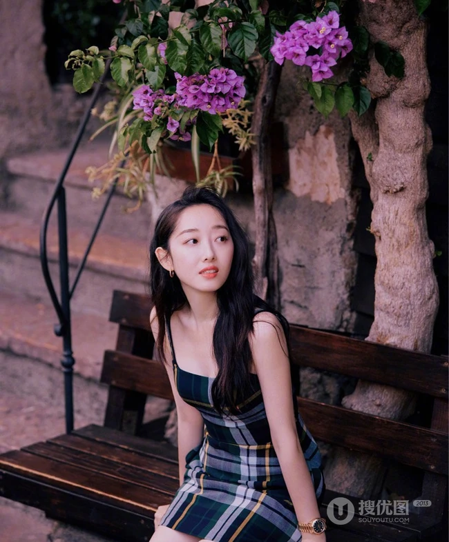 蒋梦婕气质肩带连衣超短裙现身街头，长发优雅线条感修长