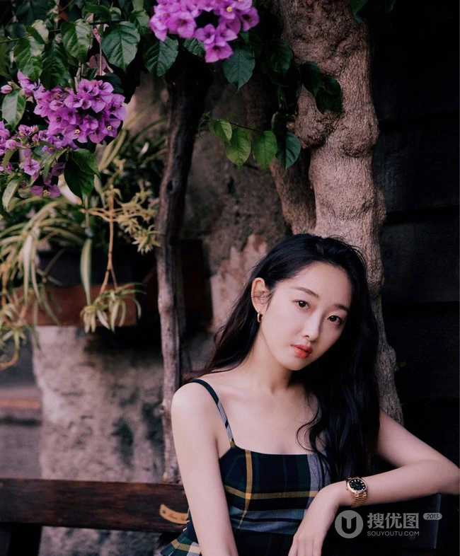 蒋梦婕气质肩带连衣超短裙现身街头，长发优雅线条感修长
