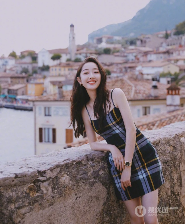 蒋梦婕气质肩带连衣超短裙现身街头，长发优雅线条感修长