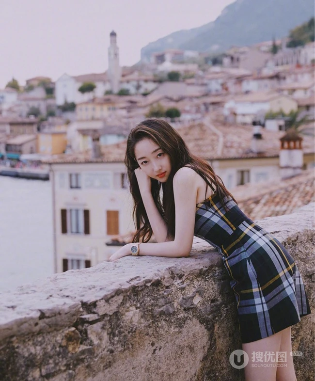 蒋梦婕气质肩带连衣超短裙现身街头，长发优雅线条感修长