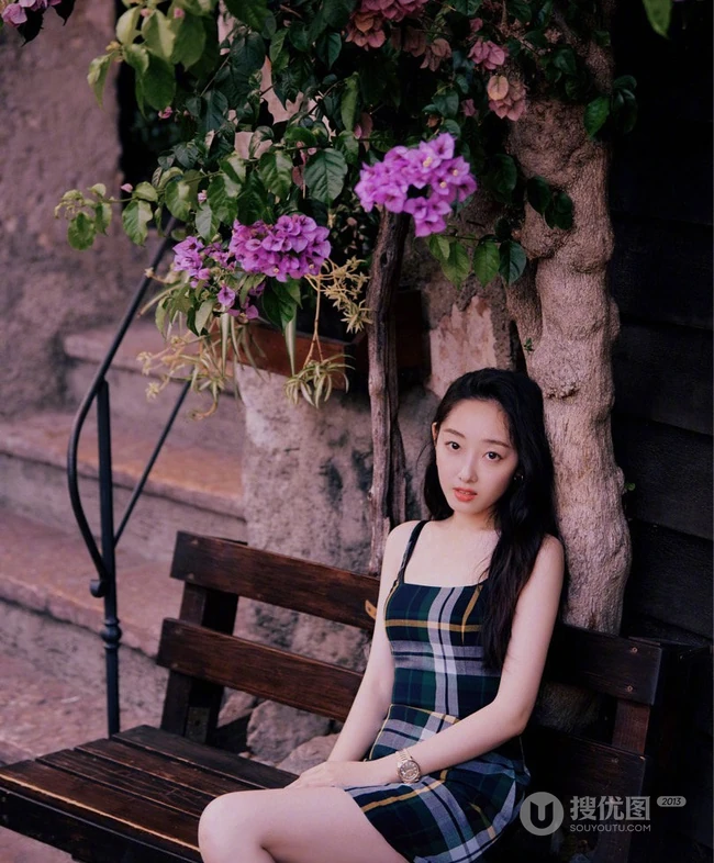 蒋梦婕气质肩带连衣超短裙现身街头，长发优雅线条感修长