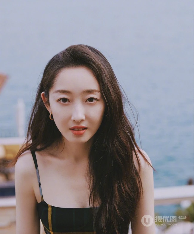 蒋梦婕气质肩带连衣超短裙现身街头，长发优雅线条感修长