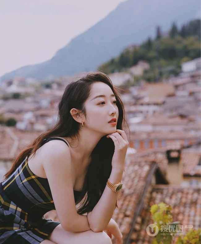 蒋梦婕气质肩带连衣超短裙现身街头，长发优雅线条感修长