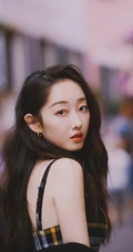蒋梦婕气质肩带连衣超短裙现身街头，长发优雅线条感修长