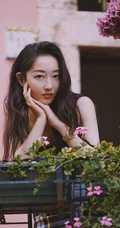 蒋梦婕气质肩带连衣超短裙现身街头，长发优雅线条感修长