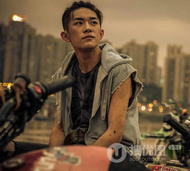 易烊千玺电影《少年的你》个人剧照海报，10.25震撼上映