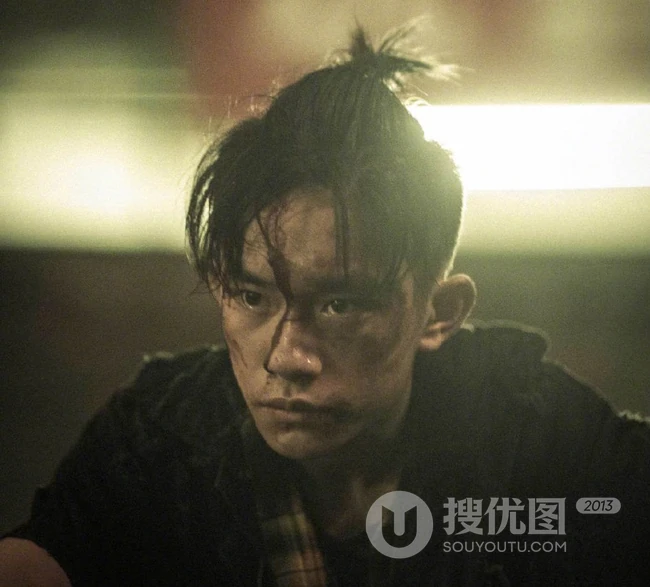 易烊千玺电影《少年的你》个人剧照海报，10.25震撼上映