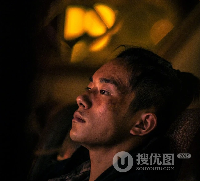 易烊千玺电影《少年的你》个人剧照海报，10.25震撼上映