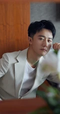 黄轩化身白衣绅士，全白look西装着身，摆脱沉闷