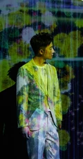 黄轩化身白衣绅士，全白look西装着身，摆脱沉闷
