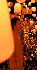 黄轩化身白衣绅士，全白look西装着身，摆脱沉闷