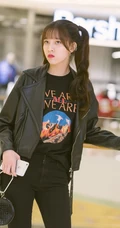 宋妍霏双马尾造型剧中照片，皮衣黑裤化身甜甜可爱少女