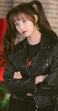 宋妍霏双马尾造型剧中照片，皮衣黑裤化身甜甜可爱少女