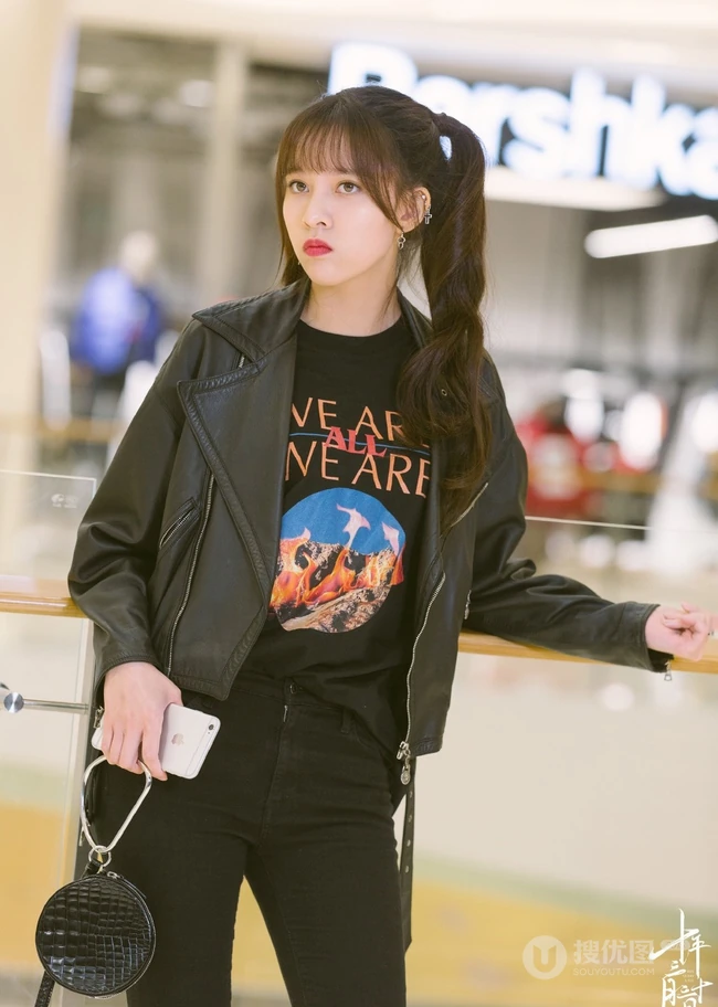 宋妍霏双马尾造型剧中照片，皮衣黑裤化身甜甜可爱少女