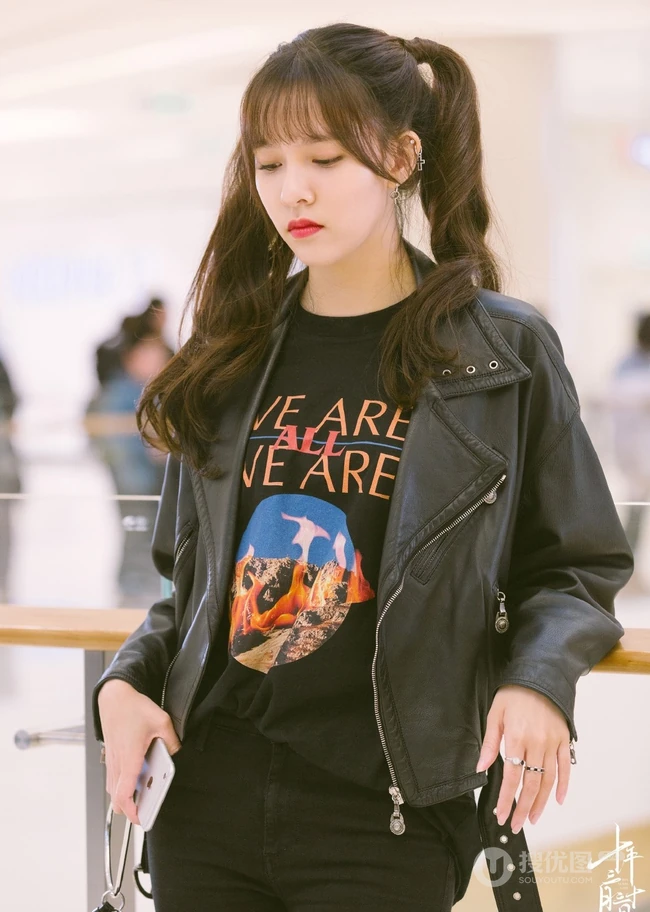 宋妍霏双马尾造型剧中照片，皮衣黑裤化身甜甜可爱少女