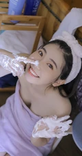 甜美可爱少女居家调制制作美食全身奶油写真图片