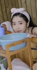甜美可爱少女居家调制制作美食全身奶油写真图片