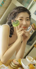 甜美可爱少女居家调制制作美食全身奶油写真图片