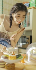 甜美可爱少女居家调制制作美食全身奶油写真图片