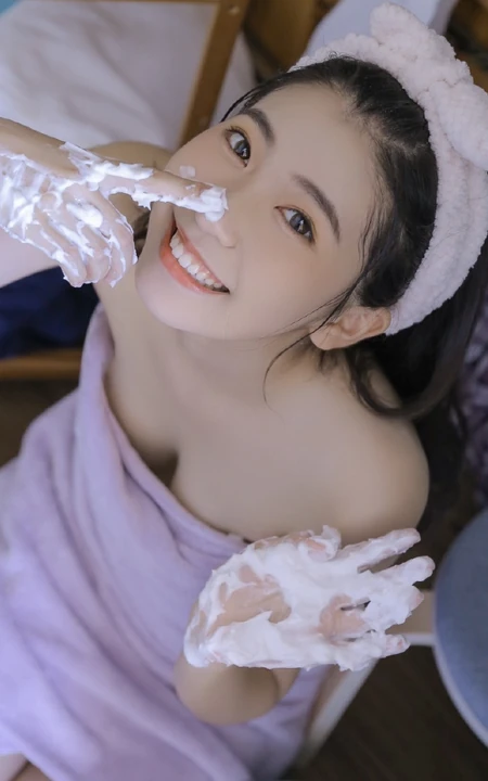 甜美可爱少女居家调制制作美食全身奶油写真图片