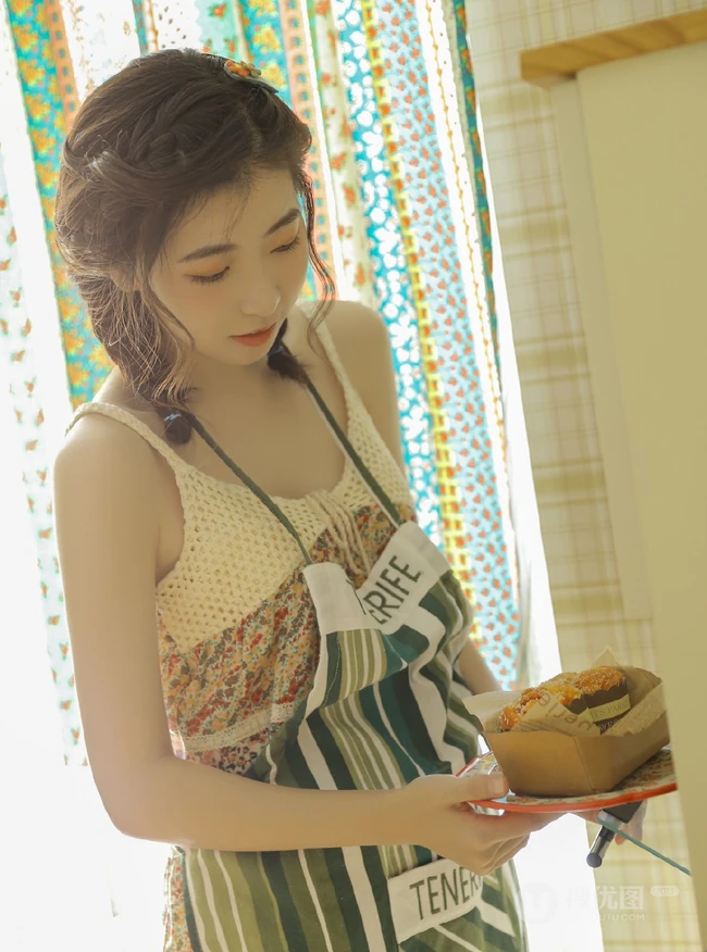 甜美可爱少女居家调制制作美食全身奶油写真图片