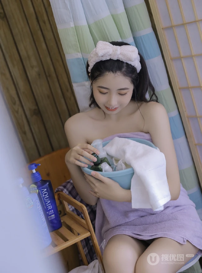 甜美可爱少女居家调制制作美食全身奶油写真图片