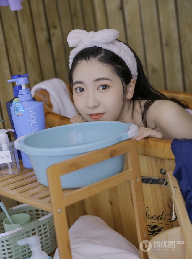 甜美可爱少女居家调制制作美食全身奶油写真图片