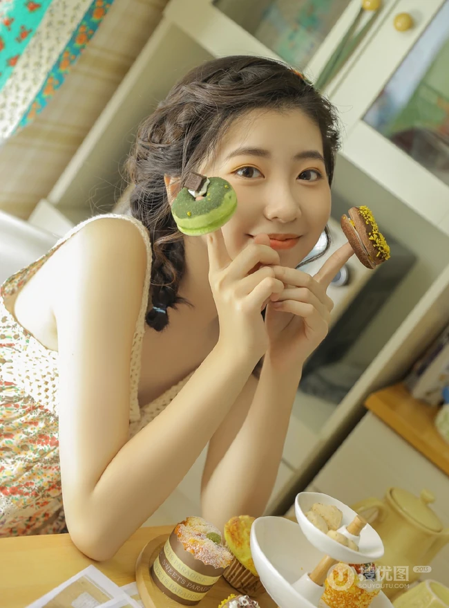 甜美可爱少女居家调制制作美食全身奶油写真图片