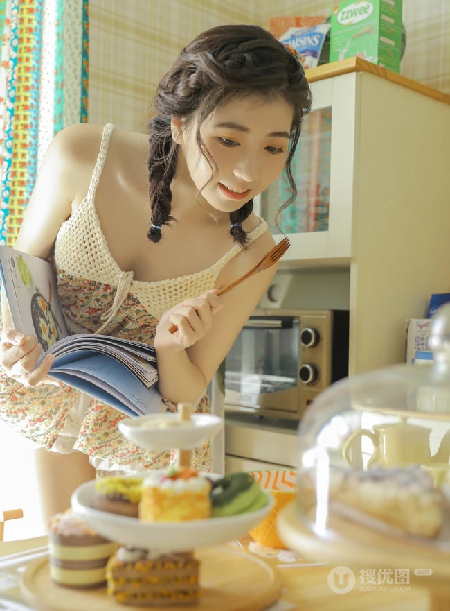 甜美可爱少女居家调制制作美食全身奶油写真图片