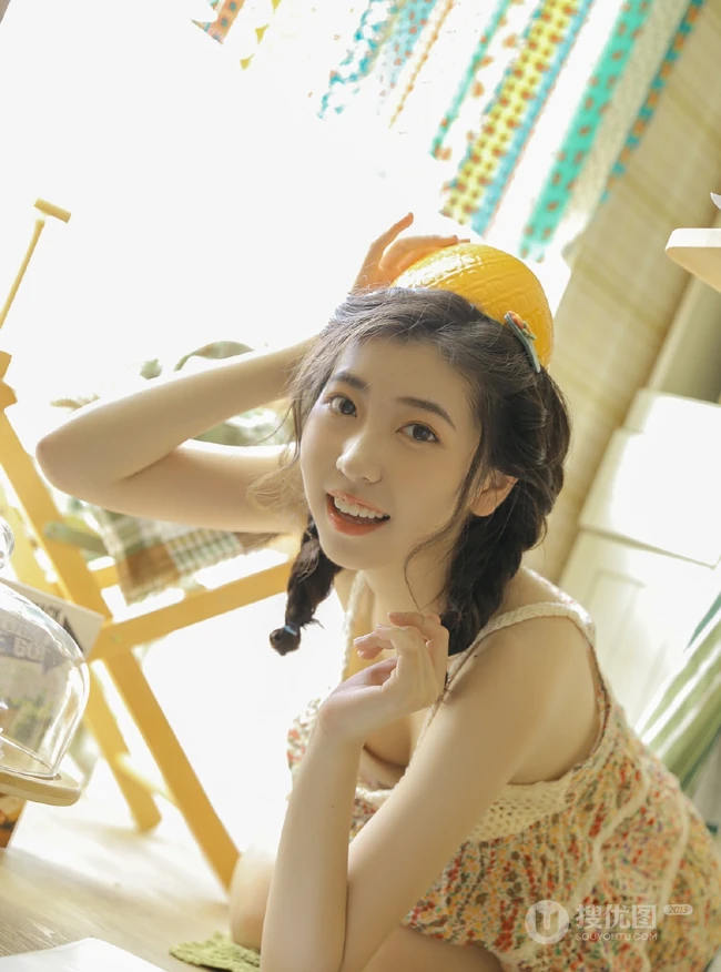 甜美可爱少女居家调制制作美食全身奶油写真图片