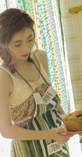 甜美可爱少女居家调制制作美食全身奶油写真图片