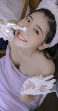 甜美可爱少女居家调制制作美食全身奶油写真图片